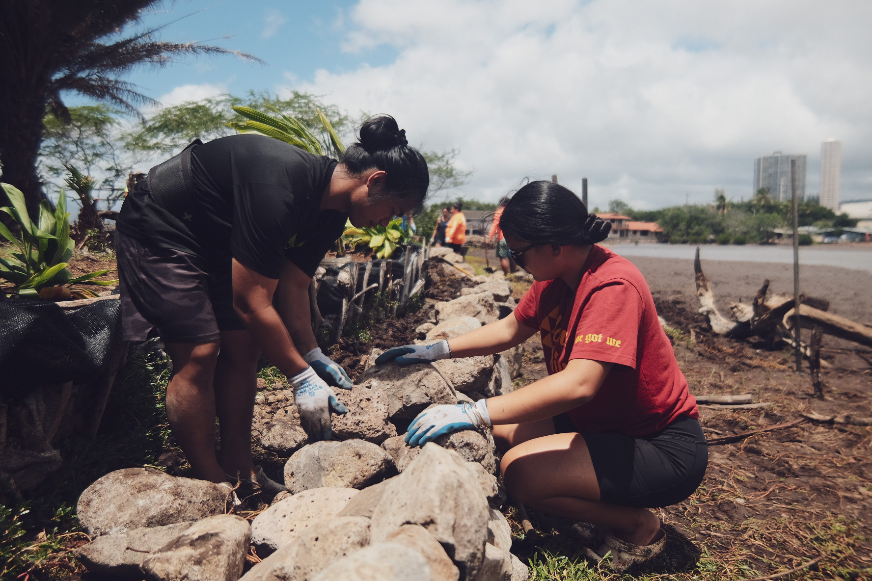  Hale Hāola Kanaka Cultural Institute students from ʻAiea High School restoring the kuapā. 