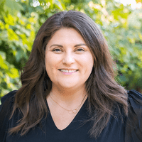 headshot photo of Jessica Henson